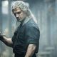 Henry Cavill como Geralt en The Witcher, no como un inmortal en Highlander.